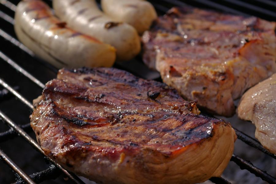 Viande grillée Barbecue de la mi-août