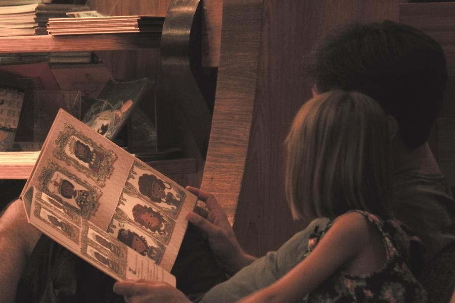 Bimbi che leggono Fiabe tra i monti - Biancaneve e la mela Renetta