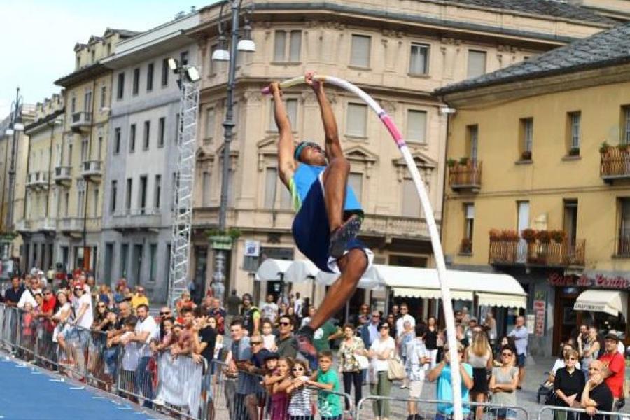 .. Asta in Piazza