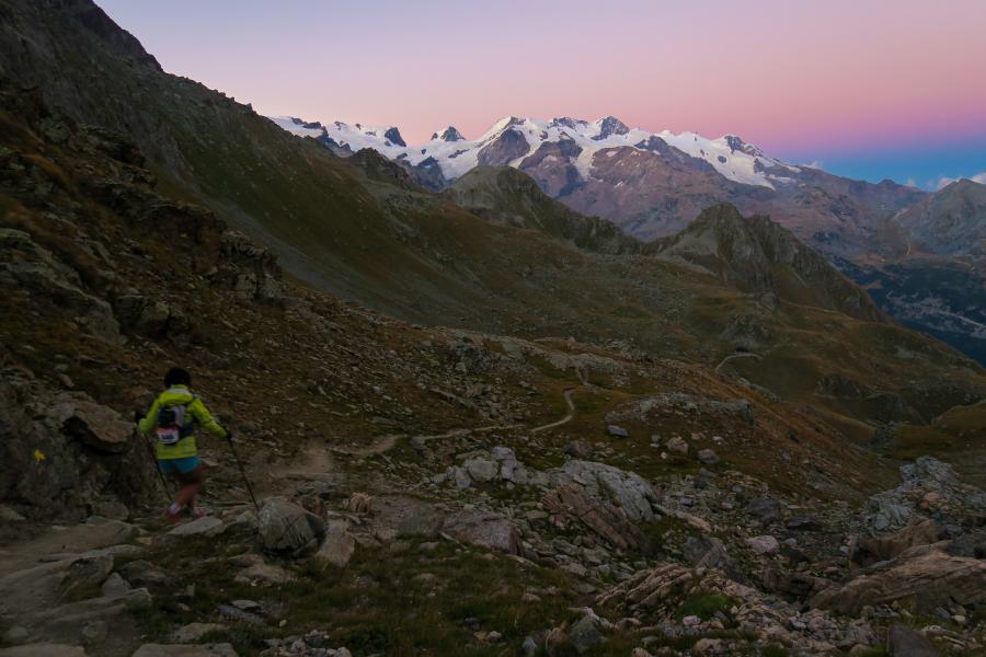 Escursionista al tramonto e il Monte Rosa Ultra Tour del Monte Rosa: gara di trail running