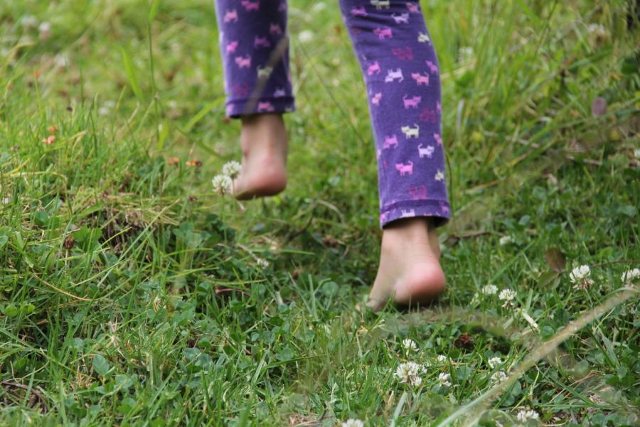 Bimba corre sul prato Family Run - Corsa amatoriale