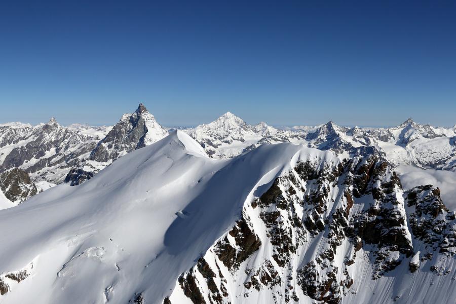 Panorama su montagne innevate Voli panoramici in elicottero