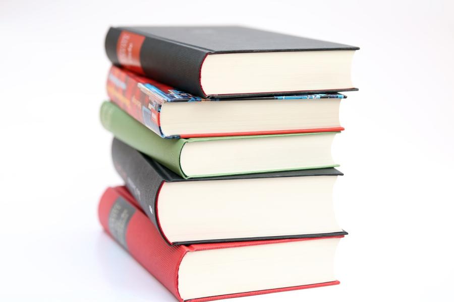Pila di libri Estate letteraria - Incontro con Edmondo Bruti Liberati