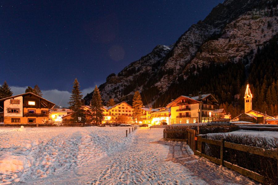 Gressoney-Saint-Jean by night Christmas market