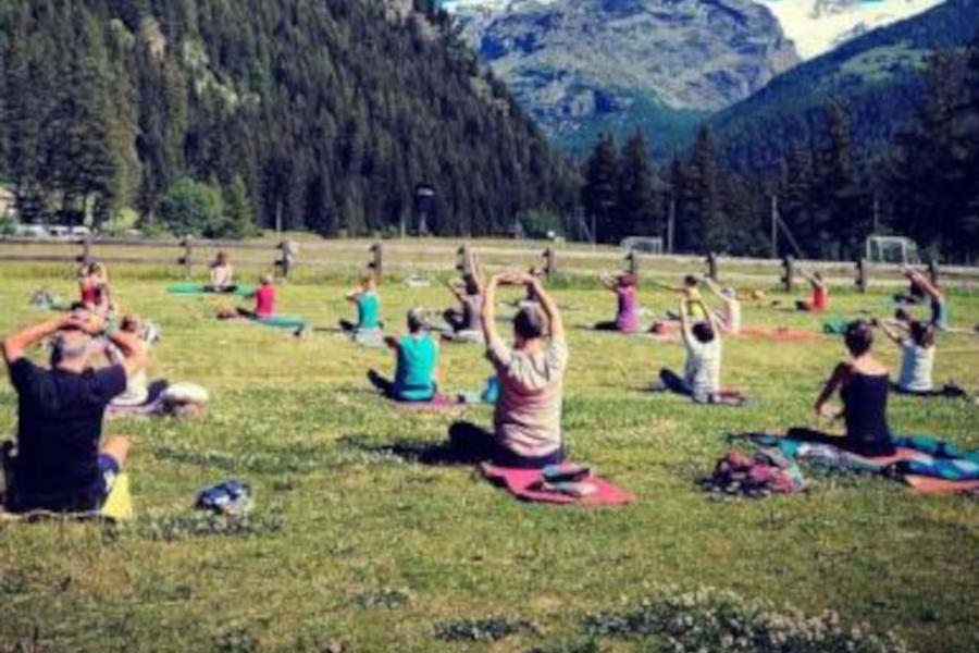 Persone dedite allo yoga  Yoga Monterosa Festival between Earth and Sky