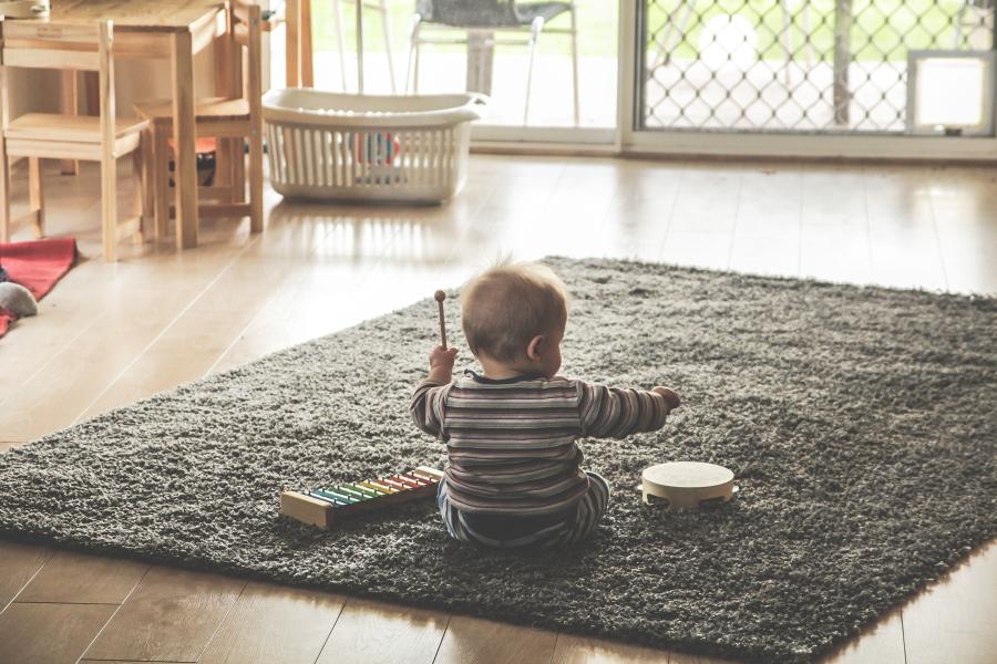 Bimbo suona un tamburello Si balla! - Attività per bambini