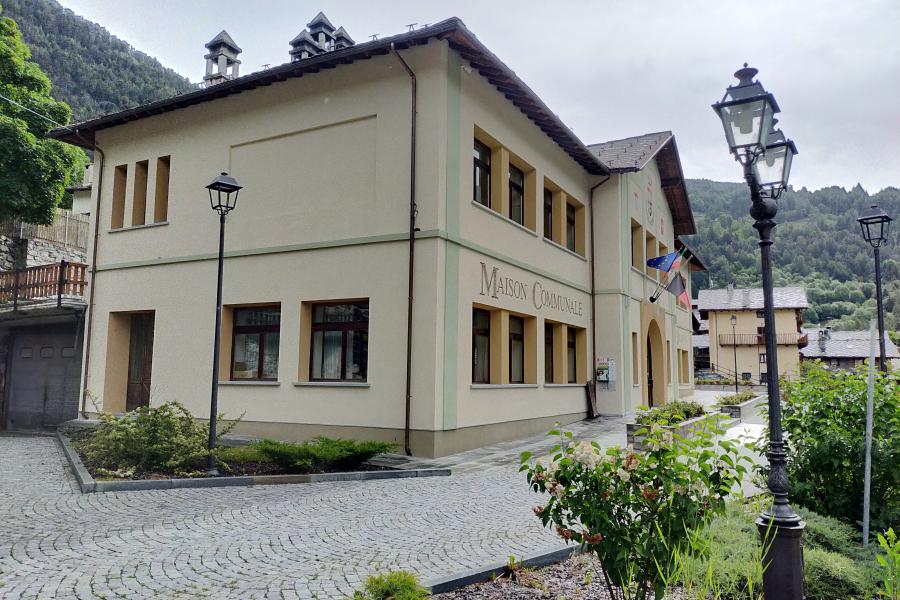 Piazza del Municipio  Presentazione del libro Castelli da fiaba in Valle d'Aosta