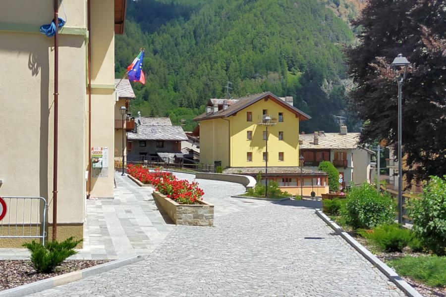 Piazza del Municipio Piazza del Municipio Vitrophanies: présentation de Pochi passi dal futuro