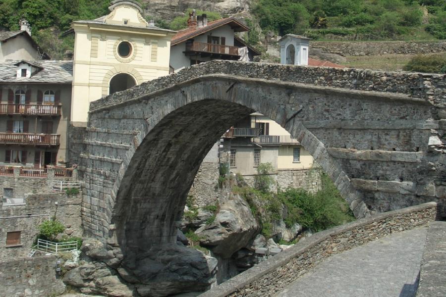 Ponte romano di Pont-Saint-Martin Crocetta Più in Tour