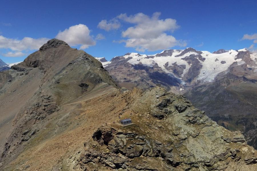 Panoramica aerea da sud con il Bivacco Lateltin in primo piano e l’evidente traccia di salita a sinistra 